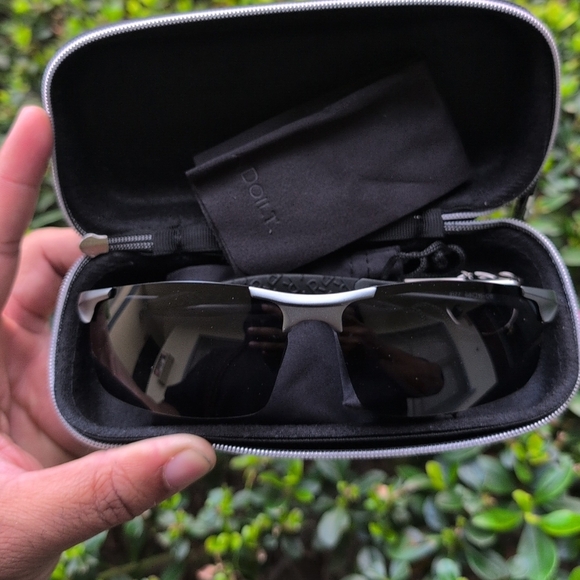 Andoilt Black Sunglasses - Picture 3 of 3